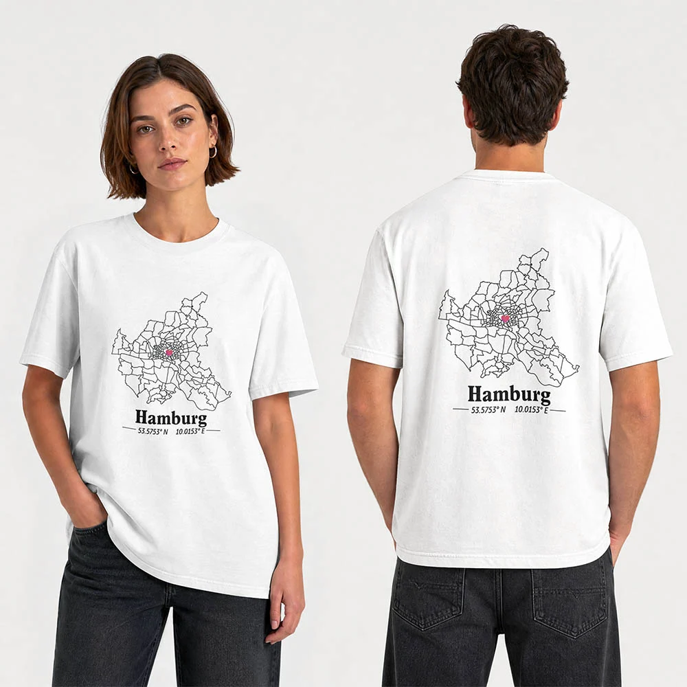 Paar traegt personalisierte Hamburg-Stadtteil-T-Shirts aus der Hamburg-Kollektion